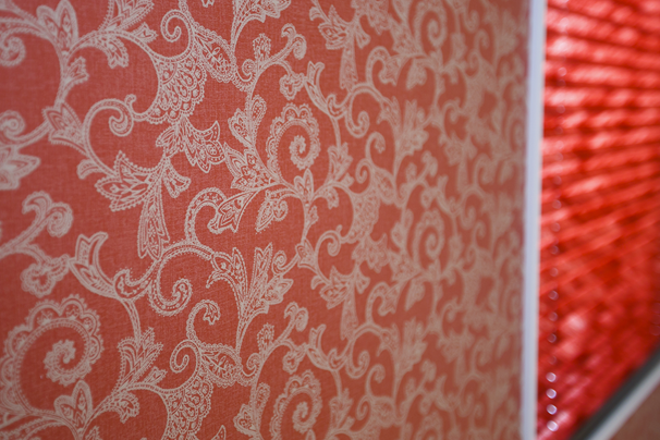 赤い壁紙の和室